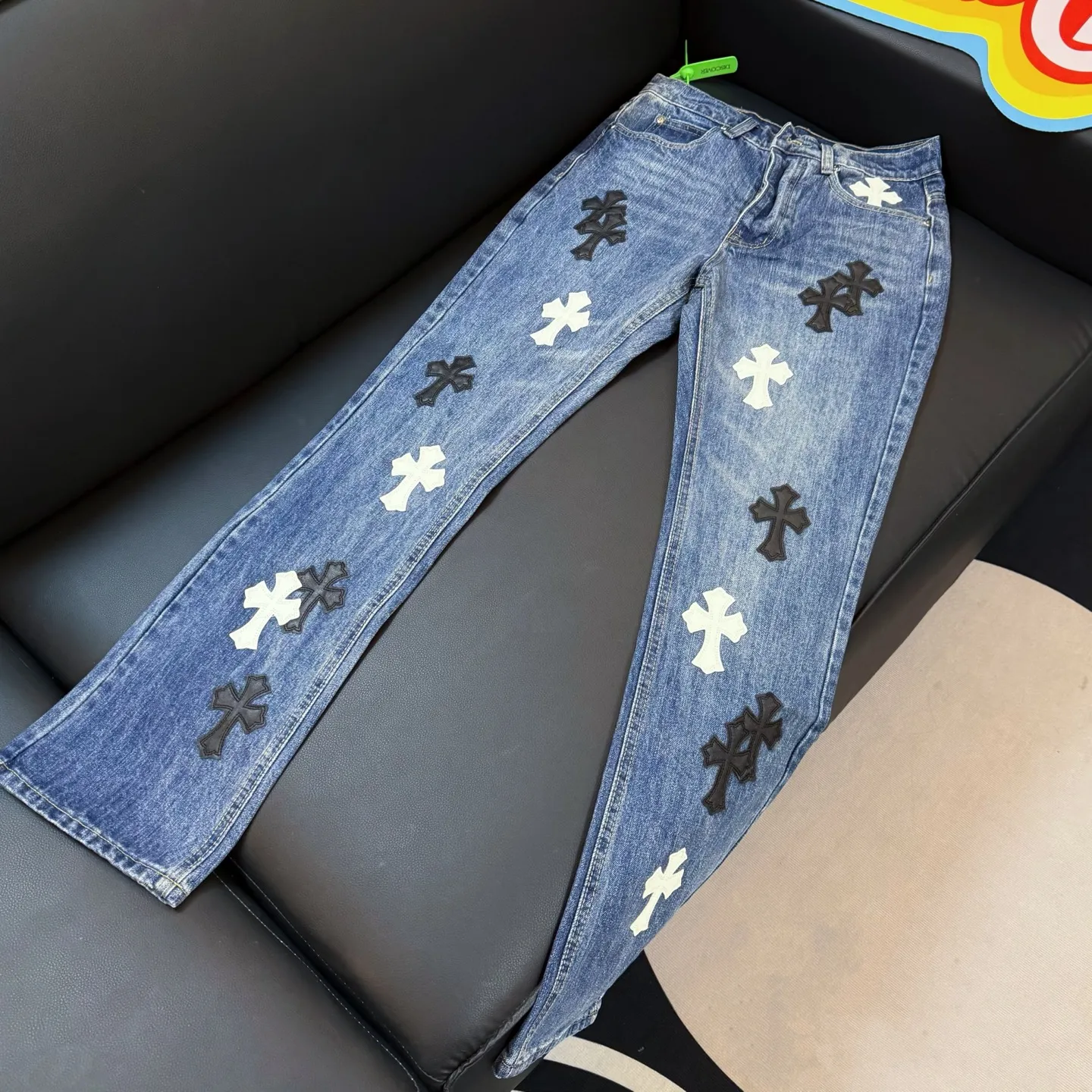 P260 Style number: D346 ChromeHearts Chrome washed blue and black and white leather straight pants, ceiling-level jeans, a pair is hard to find at the counter‼ ️About Zangyin✅This is an extremely luxurious fashion brand that can also be called the aristocracy of the high street. It has always been an exclusive brand for some hipsters or rich second generations. The color of this model is already very eye-catching by using a unique washed material. It is decorated with pink patch cross flowers, which cleverly highlights the charm of the brand. Secondly, this model adopts a classic high-waist cut design, which highlights the long legs and fashionable temperament of the upper body. The brand is highly recognizable and the slim-fitting configuration is more suitable for daily wear. The personality will be fashionable and the specifications can be seen at a glance. Materials and technology ✅ Needless to say, this point goes without saying. As an excellent craftsman brand, Zangyin's requirements for details and craftsmanship are really perfect. The washed color of this model has gone through a lot of processes, not to mention the embellishment of the denim appliqués. It is also purely handmade and sewn. Just like what they believe in, only handmade things have soul and have the meaning of wearing. A top-notch heavy-duty fashionable denim item, recommended by both hands‼ ️ Size: 28, 30, 32, 34, 36 (S-XXL) Color: blue Size reference: Pants length 100 102 104 106 106 Waist 72 76 80 84 88 Recommended weight S (about 130 pounds) M (about 120 pounds) L (about 140 pounds) XL (about 165) XXL (about 185)